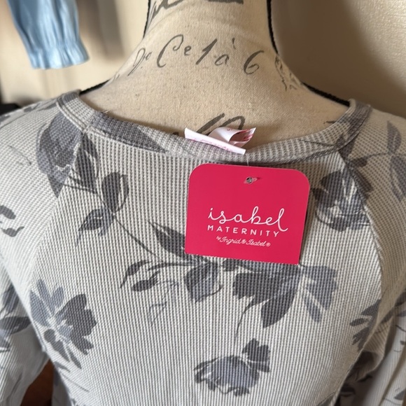 Ingrid & Isabel Maternity Gray Floral Waffle Knit Blouse NWT - Picture 4 of 6